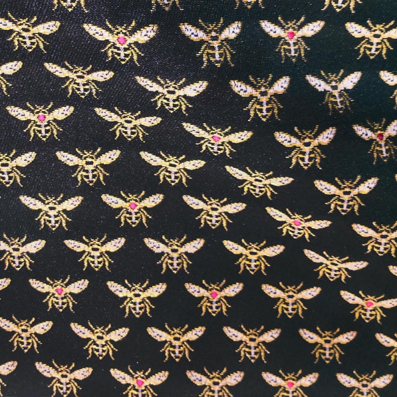 Tissus Jacquard HONEY brodé d'abeilles dorées sur un fond noir. Tissus Jacquard HONEY brodé d'abeilles dorées sur un fond noir.