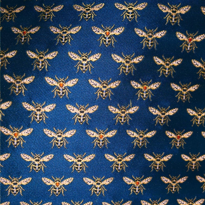 Tissus Jacquard HONEY brodé d'abeilles dorées sur un fond bleu paon. Tissus Jacquard HONEY brodé d'abeilles dorées sur un fond bleu paon.