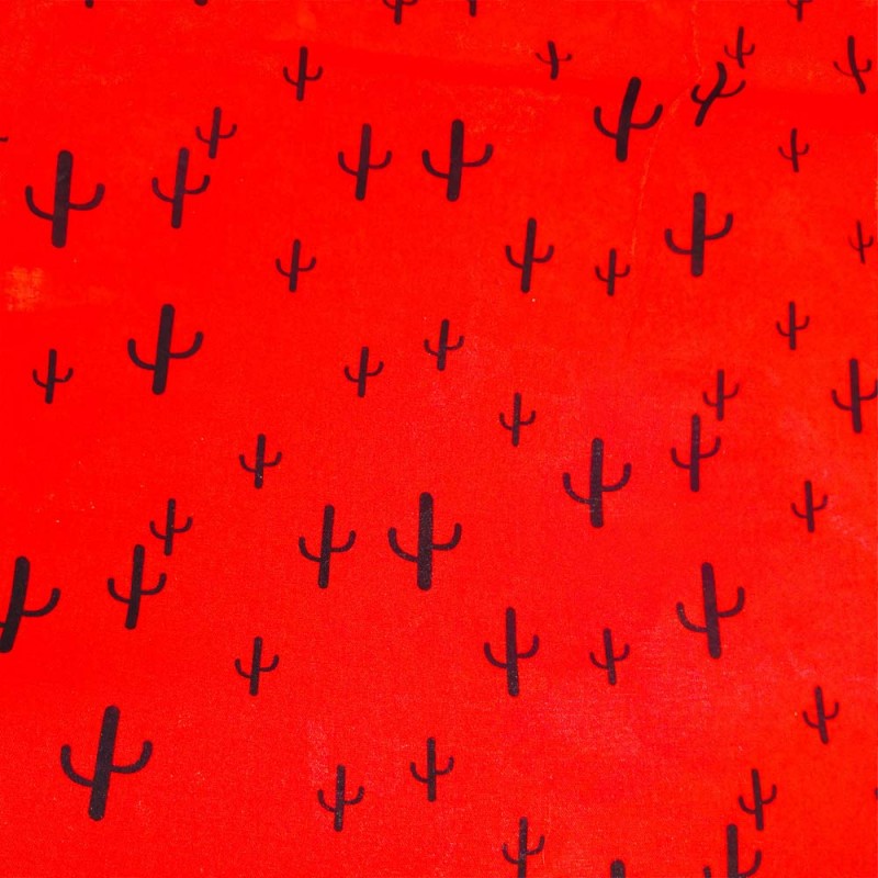Tissu Viscose imprimée de cactus noirs sur un fond rouge. Tissu Viscose imprimée de cactus noirs sur un fond rouge.