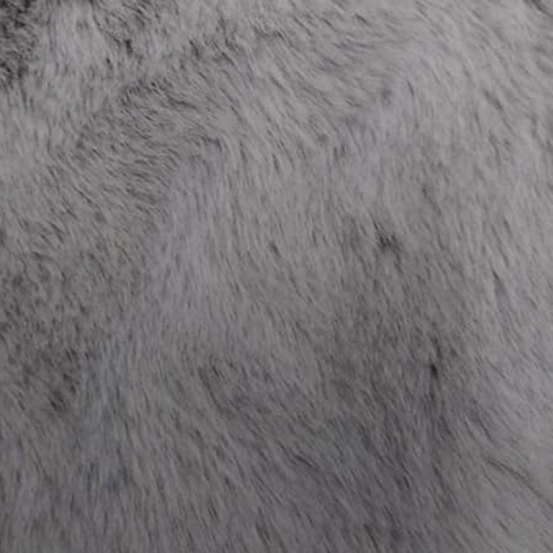 Fausse fourrure de haute qualité effet doudou gris clair très tendance pour la confection de manteaux. Fausse fourrure de haute qualité effet doudou gris clair très tendance pour la confection de manteaux.