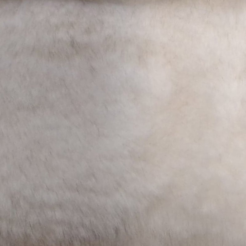 Fausse fourrure blanche de haute qualité effet doudou blanche très tendance pour la confection de manteaux. Fausse fourrure blanche de haute qualité effet doudou blanche très tendance pour la confection de manteaux.