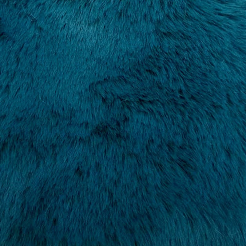 Fausse fourrure bleu canard de haute qualité effet doudou blanche très tendance pour la confection de manteaux. Fausse fourrure bleu canard de haute qualité effet doudou blanche très tendance pour la confection de manteaux.