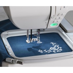 Couture possible avec l'unité de broderie fixée