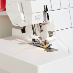 Surjeteuse Elna 864 Air : enfile aiguilles intégré
